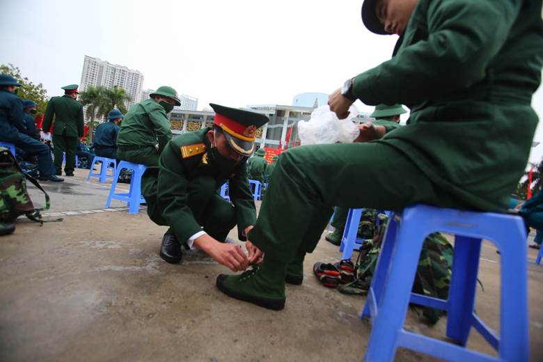 Giúp đỡ các tân binh trong ngày lên đường nhận nhiệm vụ. Hình ảnh tại lễ giao nhận quân tại quận Thanh Xuân, Hà Nội.