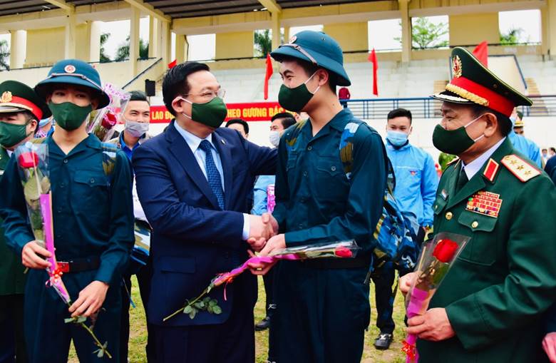  Uỷ viên Bộ Chính trị, Bí thư Thành ủy Hà Nội Vương Đình Huệ tới dự và động viên các tân binh lên đường nhập ngũ tại Sân vận động huyện Đông Anh.