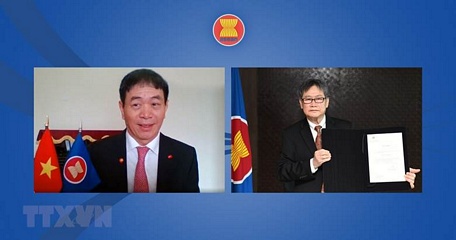 Đại sứ Nguyễn Hải Bằng đã trình Thư Ủy nhiệm của Phó Thủ tướng, Bộ trưởng Ngoại giao Phạm Bình Minh lên Tổng Thư ký ASEAN Dato Lim Jock Hoi. (Ảnh: TTXVN phát)
