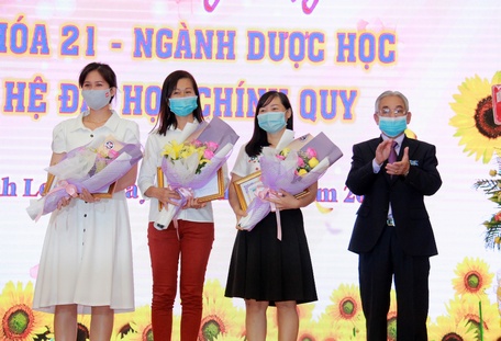 Hiệu trưởng Trường ĐH Cửu Long- PGS.TS Lương Minh Cừ khen thưởng cho tân sinh viên có thành tích cao trong đợt tuyển sinh.
