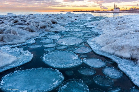 Các tảng băng trên mặt nước ở bãi biển Kew Balmy, Canada có hình dạng những chiếc bánh kếp - Ảnh: Phil Marion