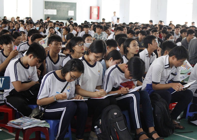 Học sinh muốn thi vào lớp 10 Trường THPT chuyên Nguyễn Bỉnh Khiêm sẽ trải qua 2 vòng xét hồ sơ và thi tuyển.
