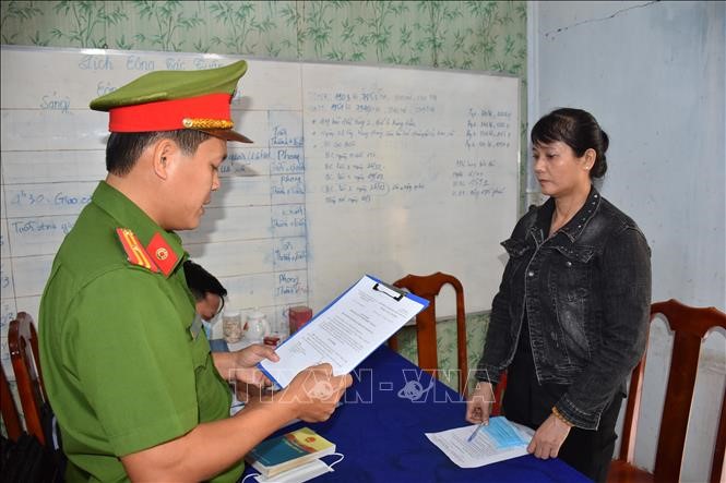 Cơ quan Cảnh sát điều tra Công an tỉnh tống đạt quyết định khởi tố bị can Nguyễn Thị Thanh Thúy. 