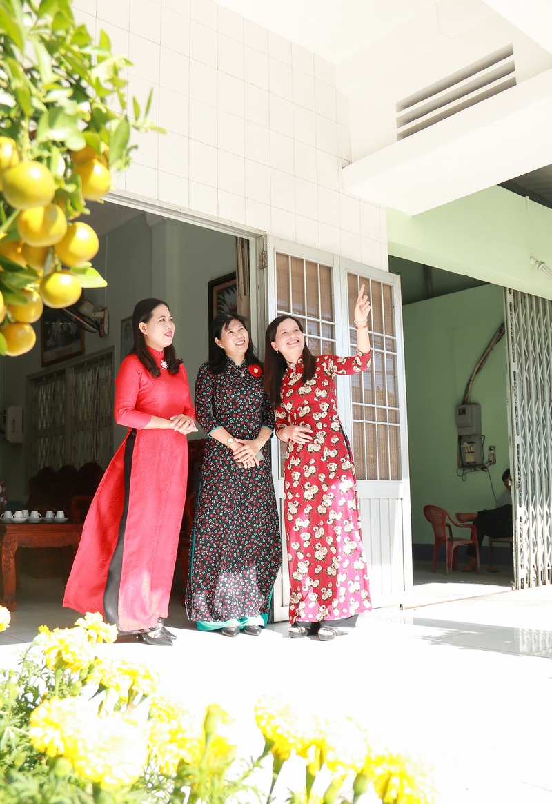 Trang phục áo dài tạo cho chị em phụ nữ nét thanh lịch, dịu dàng nơi công sở.
