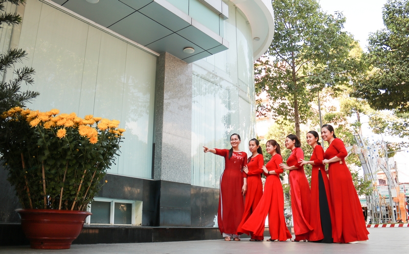 Nhân viên Công ty Điện lực Vĩnh Long chọn áo dài là trang phục gắn bó hàng ngày nơi công sở.