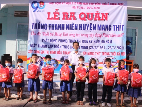 Phó Bí thư Thường trực Huyện ủy Mang Thít- Nguyễn Thành Tâm trao quà cho các em học sinh có hoàn cảnh khó khăn.