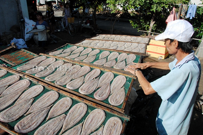    Còn tại xã Vĩnh Hội Đông, huyện An Phú (An Giang) làng sản xuất khô rắn đang tất bật vào mùa cao điểm với những chuyến hàng cung ứng cho thị trường.