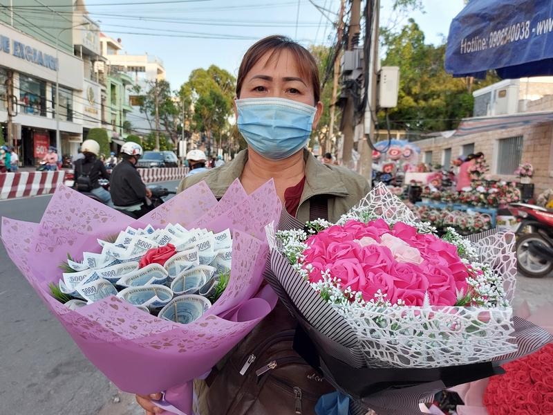 Hoa rất đa dạng về mẫu mã, trong đó những bó hoa hồng khổng lồ, hoa đính tiền khá lạ mắt tại thị trường hoa năm nay được được nhiều người yêu thích.