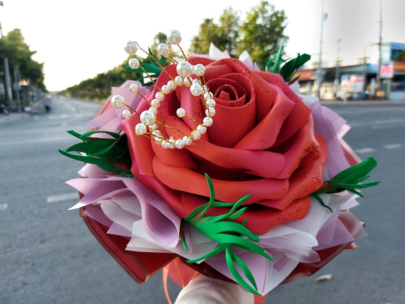Hoa rất đa dạng về mẫu mã, trong đó những bó hoa hồng khổng lồ, hoa đính tiền khá lạ mắt tại thị trường hoa năm nay được được nhiều người yêu thích.