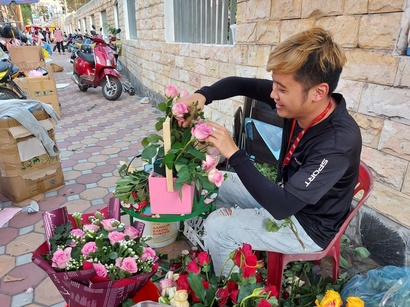 Nhiều người bán phải tất bật hoàn tất những bó hoa để kịp giao cho khách.