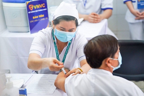 Vắc xin phòng COVID-19 được tiêm cho y- bác sĩ tại Bệnh viện Nhiệt đới TP Hồ Chí Minh. Ảnh: VNVC