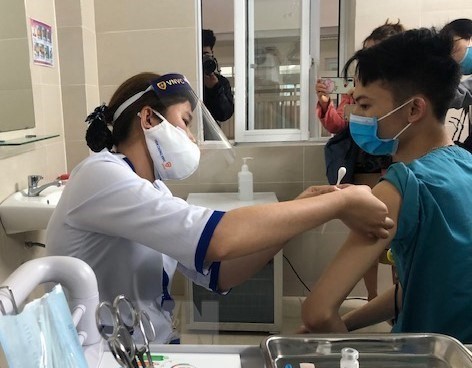 Tiêm vaccine phòng COVID - 19 cho cán bộ, nhân viên y tế của Bệnh viện Thanh Nhàn. (Ảnh: Tuyết Mai/TTXVN)