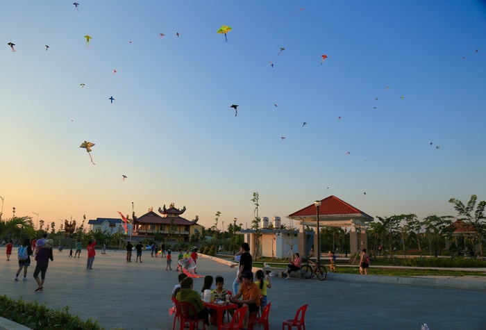 Công viên Truyền hình Vĩnh Long là điểm thu hút đông đảo người dân đến thả diều.
