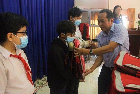 Phó Bí thư Thường trực Thành uỷ Lê Văn Tiều trao quà cho các học sinh có hoàn cảnh khó khăn.