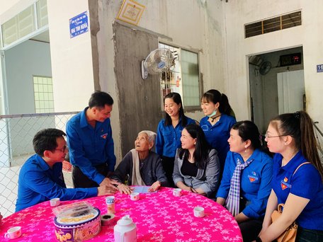Tuổi trẻ Vĩnh- Trà đến thăm Mẹ Việt Nam anh hùng Nguyễn Thị Điệp.