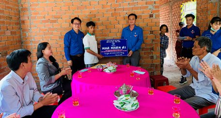 Hỗ trợ kinh phí xây nhà cho gia đình anh Nguyễn Thanh Nam.