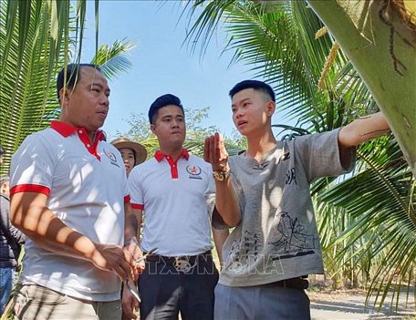 Chi hội Doanh nhân trẻ huyện Krông Pắk, tỉnh Đắk Lắk tham quan mô hình kinh tế của Thành. Ảnh: TTXVN phát