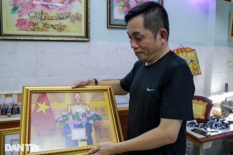  Anh Ngô Văn Dư được Thủ tướng trao bằng khen trong Lễ Tuyên dương 