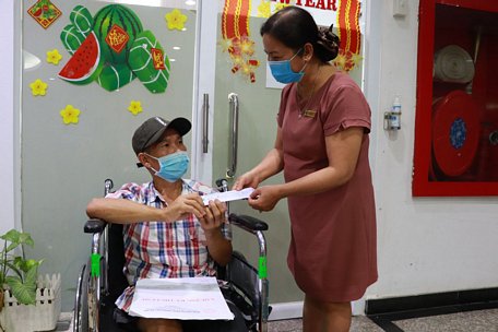  Điều dưỡng Nguyễn Thị Lợt trao tặng tiền hỗ trợ của các nhà hảo tâm giúp bệnh nhân nghèo chi trả viện phí.  Ảnh: K.ĐIỀU