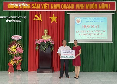  Tại sự kiện, trung tâm đã vận động tài trợ và trao kinh phí xây dựng 60 căn nhà tiền chế cho hộ khó khăn về nhà ở của huyện Long Hồ.
