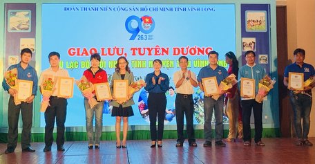Tỉnh Đoàn Vĩnh Long cũng trao giấy khen cho 8 đội, nhóm có đóng góp tích cực, những mô hình và giải pháp mang lại hiệu quả trong hoạt động tình nguyện vì cộng đồng.