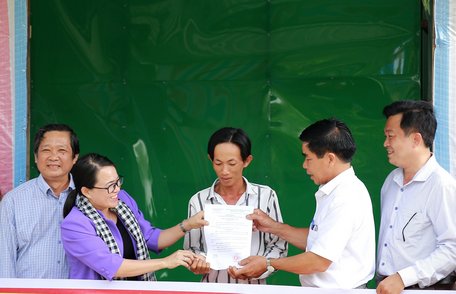 Đại diện nhà tài trợ và chính quyền địa phương trao quyết định bàn giao nhà đại đoàn kết cho gia đình anh Lê Văn Đấu.