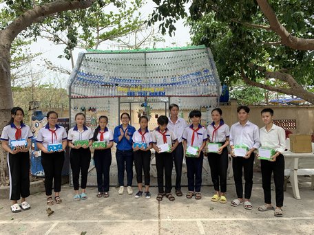 Chi đoàn Báo Vĩnh Long trao 10 suất học bổng cho học sinh khó khăn tại Trường THCS An Sơn.