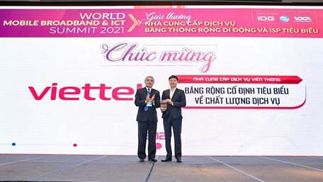 Ông Nguyễn Thành Nhương, Phó Tổng Giám đốc Viettel Telecom lên nhận 2 giải thưởng lĩnh vực viễn thông.