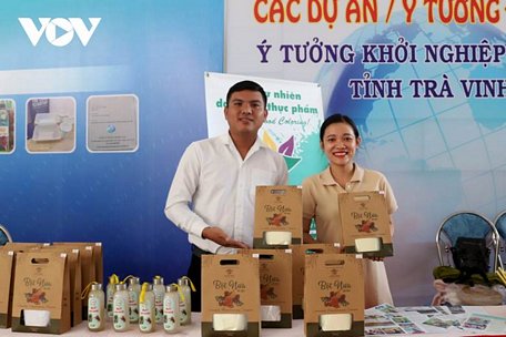  Sơn Thai Ngoan (trái) với sản phẩm Bột nưa chuẩn bị đưa vào sản xuất, kinh doanh.