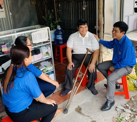Xã Đoàn An Bình đến thăm hỏi và động viên anh Nguyễn Quan Ninh.