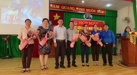  Lãnh đạo Đảng ủy phường và Đoàn Thanh niên phường tặng hoa tri ân cho các cựu cán bộ đoàn qua các thời kỳ.