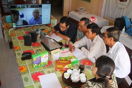 Tại địa điểm HTX Sản xuất và Dịch vụ nông nghiệp Tấn Đạt, nông dân 2 nước đã có cuộc trao đổi vô cùng thú vị và bổ ích.