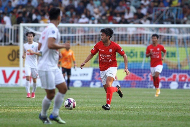 Lee Nguyễn lu mờ hoàn toàn trước Xuân Trường ở trận đấu thuộc vòng 6 V-League.