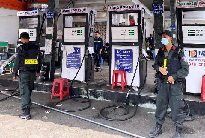 Cảnh sát cơ động bao vây, khám xét cây xăng của Doanh nghiệp tư nhân xăng dầu Bình Long.