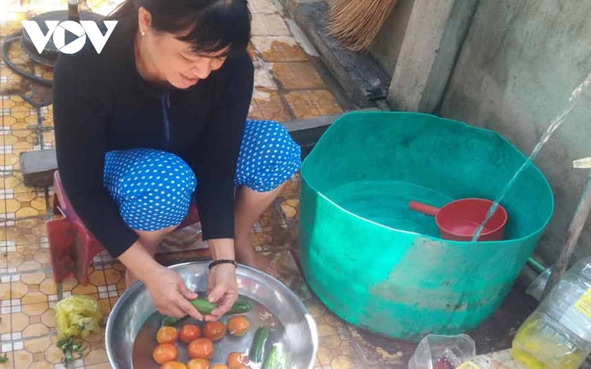 Người dân xã Bình Xuân, Thị xã Gò Công rất phấn khởi vì mùa khô này không thiếu nước sinh hoạt.