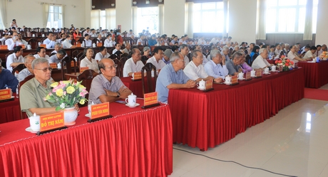 Đại biểu dự họp mặt kỷ niệm 90 năm thành lập Đảng bộ tỉnh Vĩnh Long.