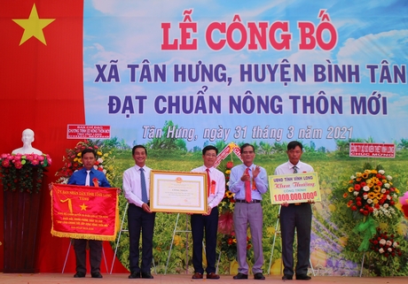 Ông Lê Quang Trung- Phó Chủ tịch thường trực UBND tỉnh trao bằng công nhận đạt chuẩn NTM, tặng cờ thi đua cấp tỉnh và công trình phúc lợi trị giá 1 tỷ đồng cho xã Tân Hưng.