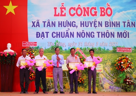 Phó Chủ tịch thường trực UBND tỉnh Lê Quang Trung trao bằng khen của Chủ tịch UBND tỉnh cho các cá nhân xuất sắc.