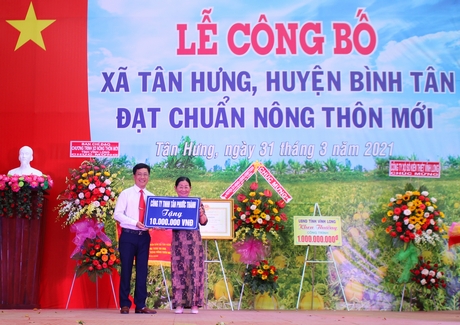 Dịp này, Công ty TNHH Tân Phước Thành tặng 10 triệu đồng để thực hiện các chương trình an sinh xã hội tại xã Tân Hưng.