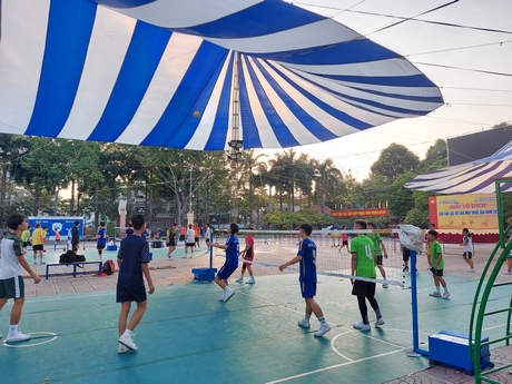  Các VĐV cầu mây tập luyện chuẩn bị thi đấu giải vô địch các CLB cầu mây quốc gia tại Quảng Trường- TP Vĩnh Long.