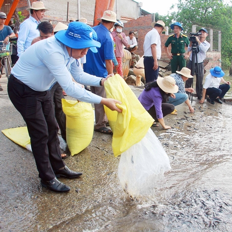 Ông Trương Thành Dãnh- Giám đốc Sở Nông nghiệp- PTNT tại buổi lễ thả cá ra tự nhiên.