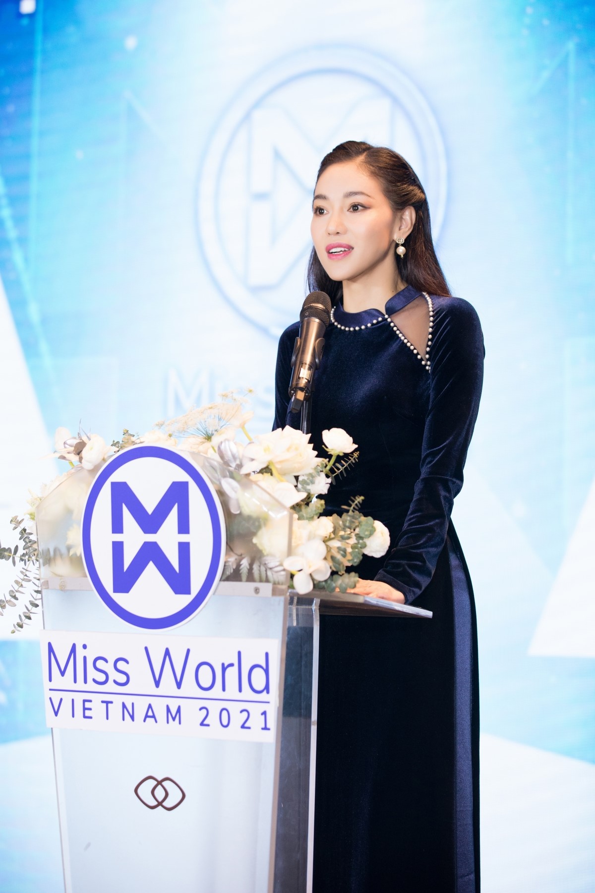 Bà Phạm Kim Dung – Chủ tịch Miss World Việt Nam phát biểu tại họp báo.