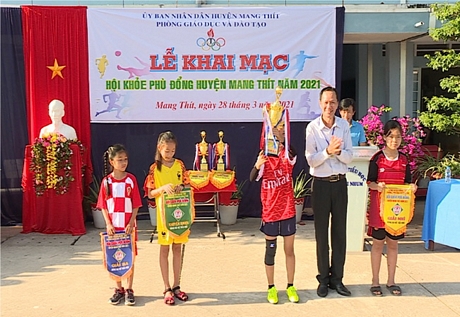 Ông Lê Thành Phương- Ủy viên Thường vụ Huyện ủy, Phó Chủ tịch UBND huyện Mang Thít trao giải nhất môn bóng đá nữ bậc THCS.