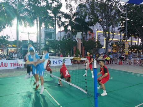 Đội Vĩnh Long thi đấu với Hà Nội ngay sau lễ khai mạc.