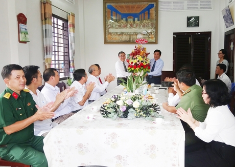 Phó Bí thư Thường trực Tỉnh ủy- Bùi Văn Nghiêm (phải) tặng hoa và quà chúc mừng Ban Đại diện Hội thánh Tin lành Việt Nam (miền Nam) tỉnh Vĩnh Long. 