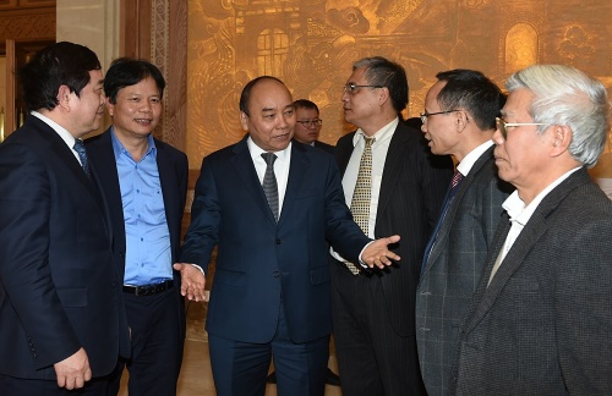 Thủ tướng Nguyễn Xuân Phúc trao đổi với các chuyên gia kinh tế