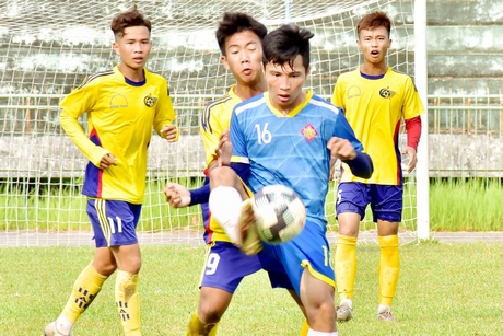 Trận đấu tập huấn đầu năm 2021, giữa Vĩnh Long (áo xanh) gặp Đồng Tháp.  