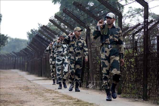 Lực lượng an ninh biên giới Ấn Độ tuần tra tại khu vực biên giới Ấn Độ - Bangladesh tại Agartala (Ấn Độ). Ảnh: AFP/TTXVN