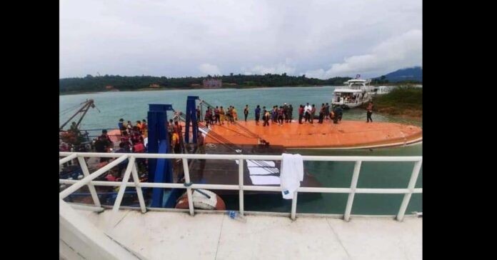 Các nhân viên cứu hộ trên chiếc du thuyền bị lật. Ảnh: laotiantimes.com