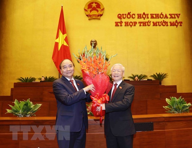 Chủ tịch nước Nguyễn Xuân Phúc tặng hoa đồng chí Nguyễn Phú Trọng, nguyên Chủ tịch nước. (Ảnh: Trí Dũng/TTXVN)
